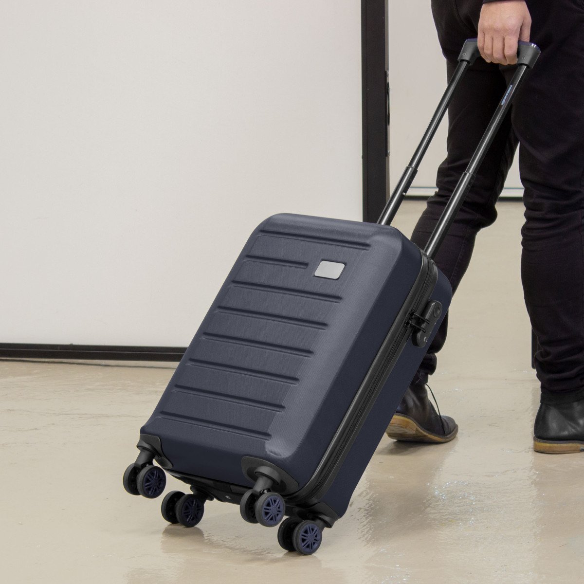 alt_-promocional_publicitario_carry-on_nomawalk__K10_azul-contexto-2.jpg