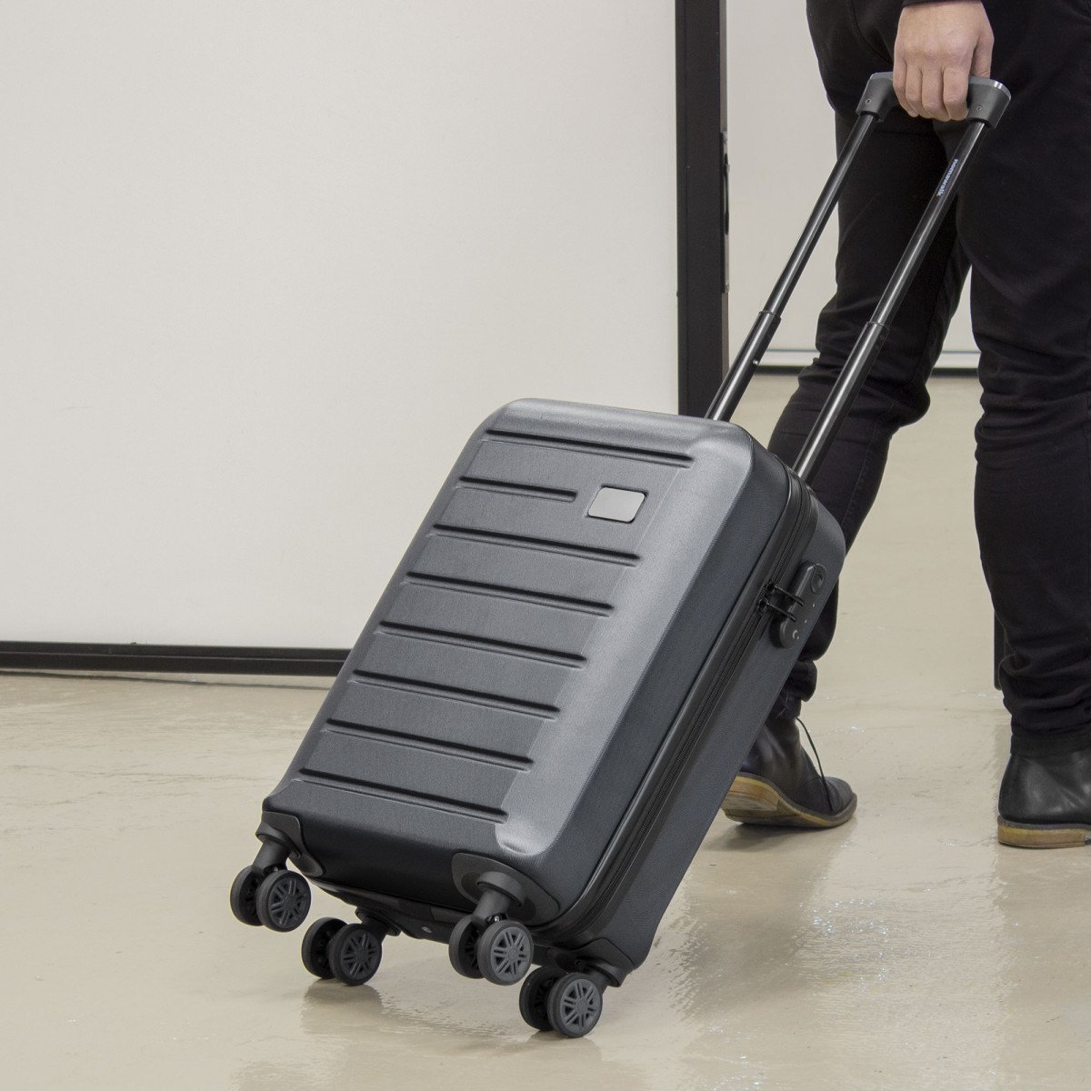 alt_-promocional_publicitario_carry-on_nomawalk__K10_gris-gun-contexto-2.jpg