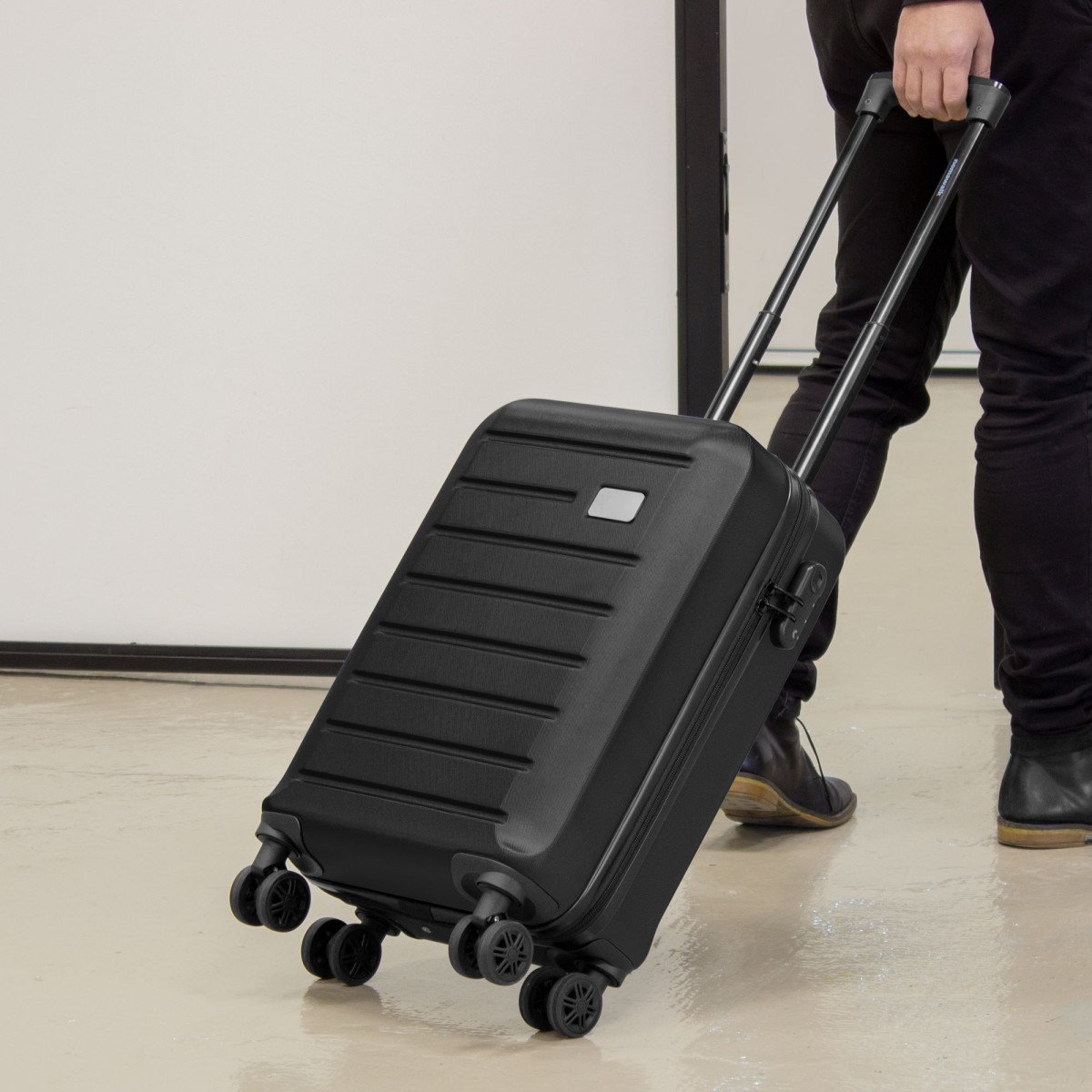 alt_-promocional_publicitario_carry-on_nomawalk__K10_negro-contexto-1.jpg