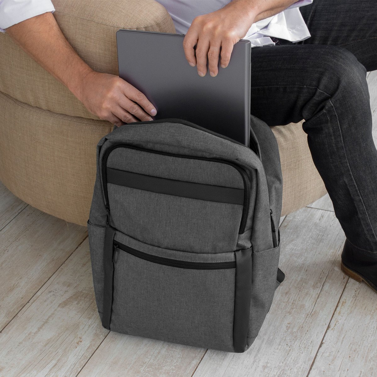 alt_-promocional_publicitario_mochila_nomawalk_Force_K16_contexto-1.jpg