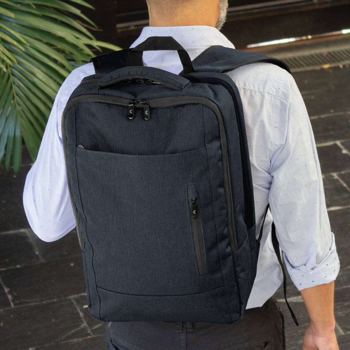 alt_-promocional_publicitario_mochila_nomawalk_Force_K21_azul_contexto_1-1.jpg