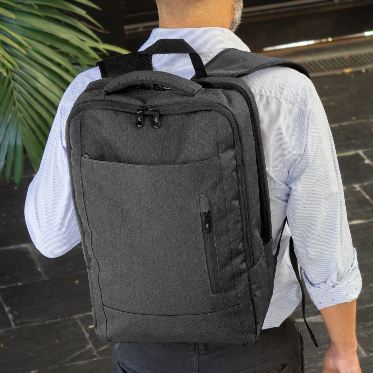 alt_-promocional_publicitario_mochila_nomawalk_Force_K21_gris_contexto_1-1.jpg