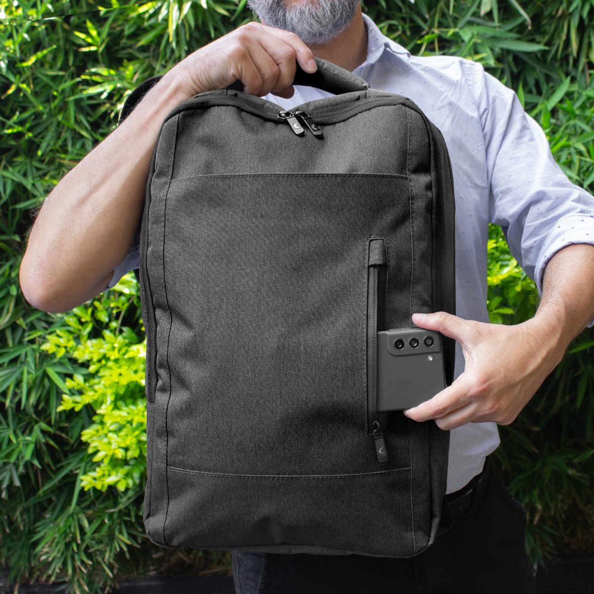 alt_-promocional_publicitario_mochila_nomawalk_Force_K21_gris_contexto_2-1.jpg