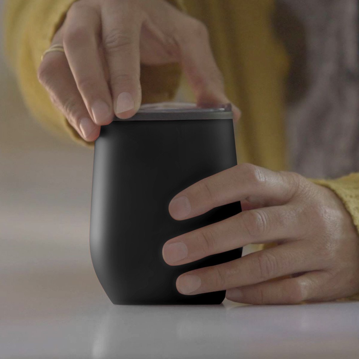 alt_-promocional_publicitario_mug_T575_negro_contexto-2-1.jpg