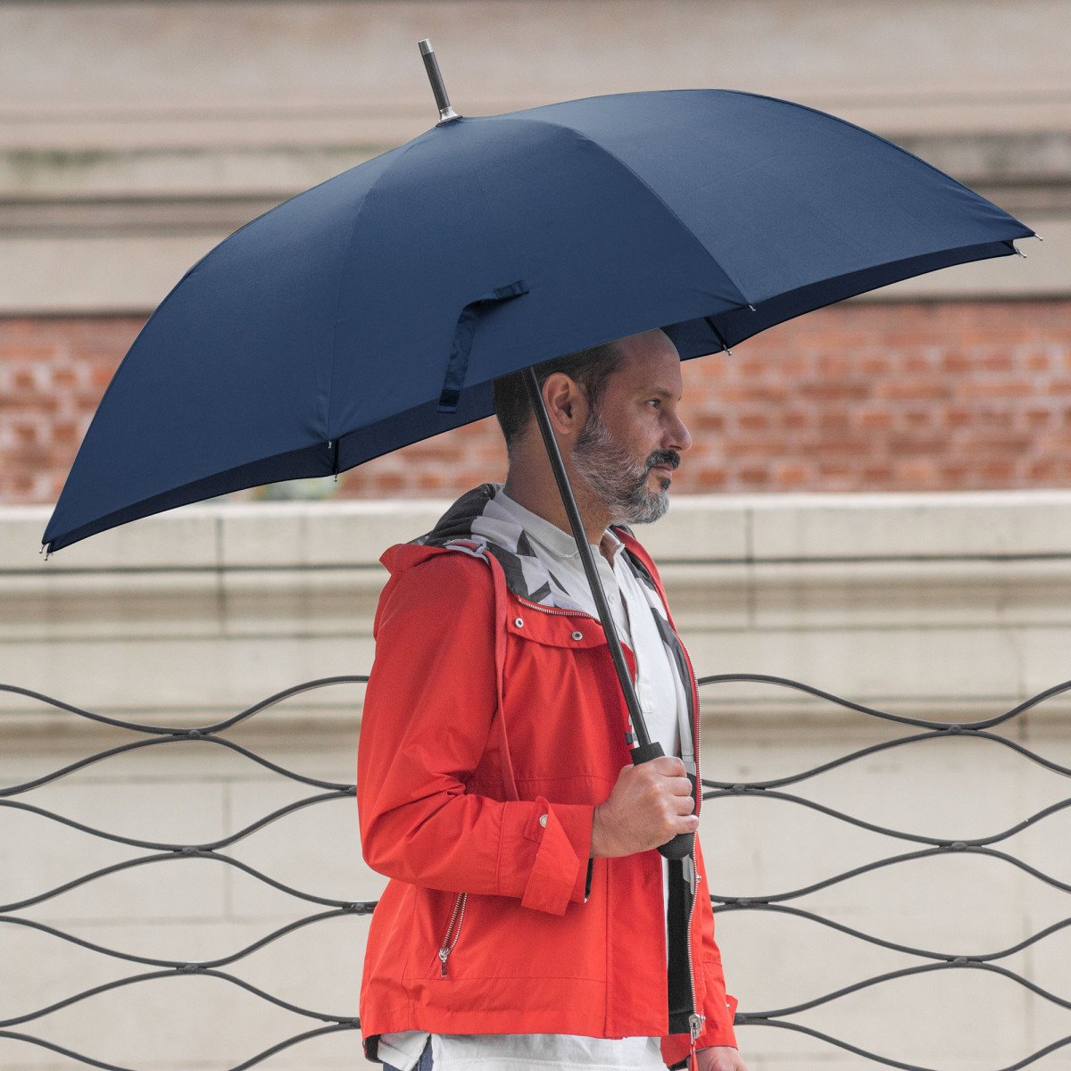 alt__promocional_publicitario_paraguas_blanco_U323_contexto_azul-navy.jpg