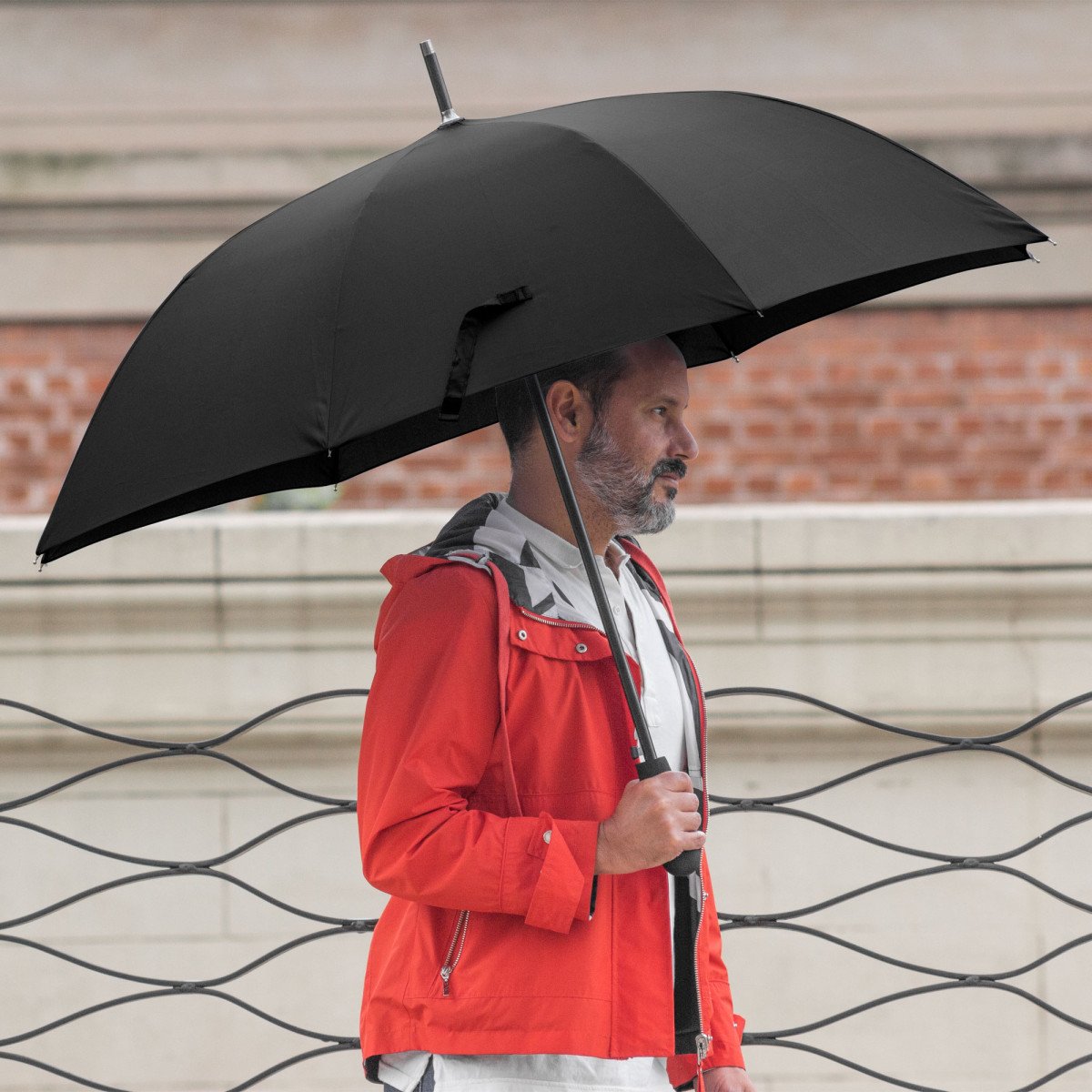 alt__promocional_publicitario_paraguas_blanco_U323_contexto_negro.jpg