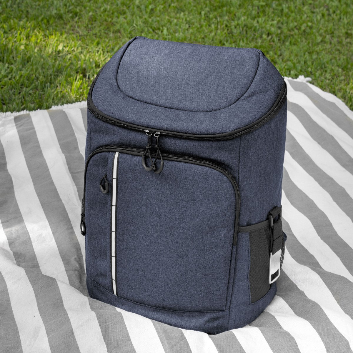 alt_promocional_publicitario-mochila_cooler_k11_azul_contexto_1-2.jpg