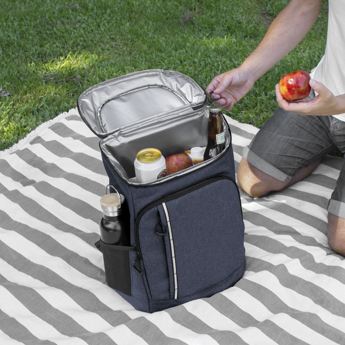 alt_promocional_publicitario-mochila_cooler_k11_azul_contexto_2-2.jpg