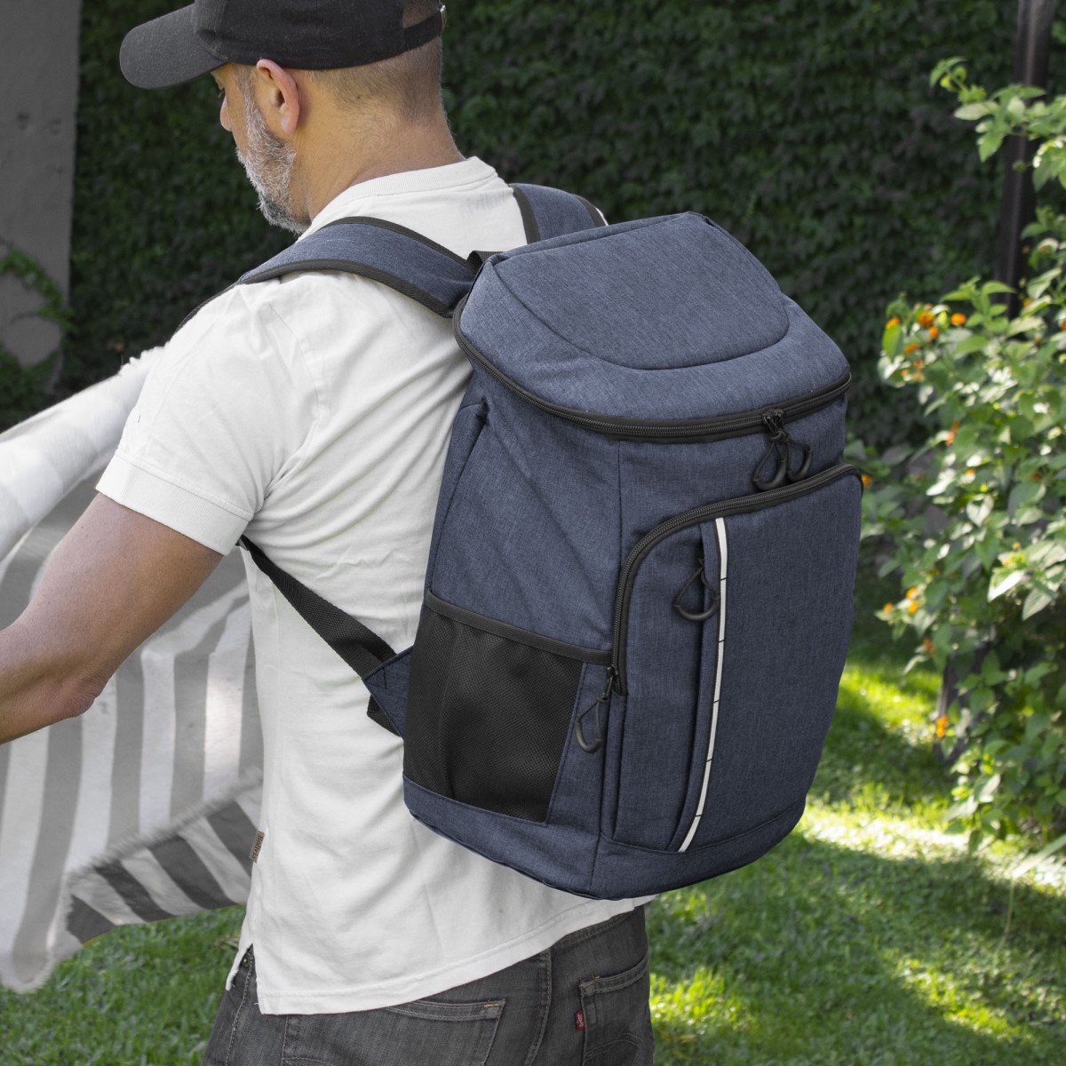 alt_promocional_publicitario-mochila_cooler_k11_azul_contexto_3-2.jpg