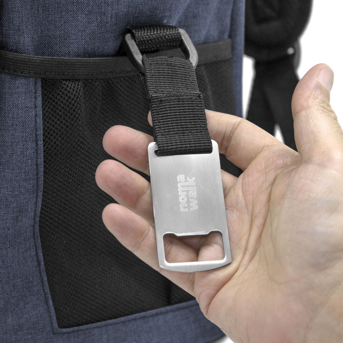alt_promocional_publicitario-mochila_cooler_k11_azul_mano_1-2.jpg