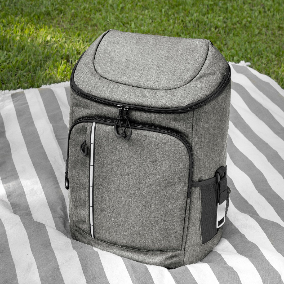alt_promocional_publicitario-mochila_cooler_k11_gris_contexto_1-3.jpg