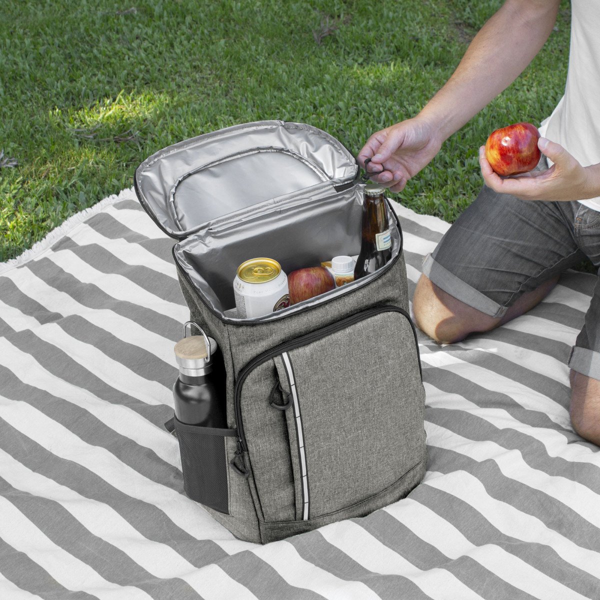 alt_promocional_publicitario-mochila_cooler_k11_gris_contexto_2-2.jpg