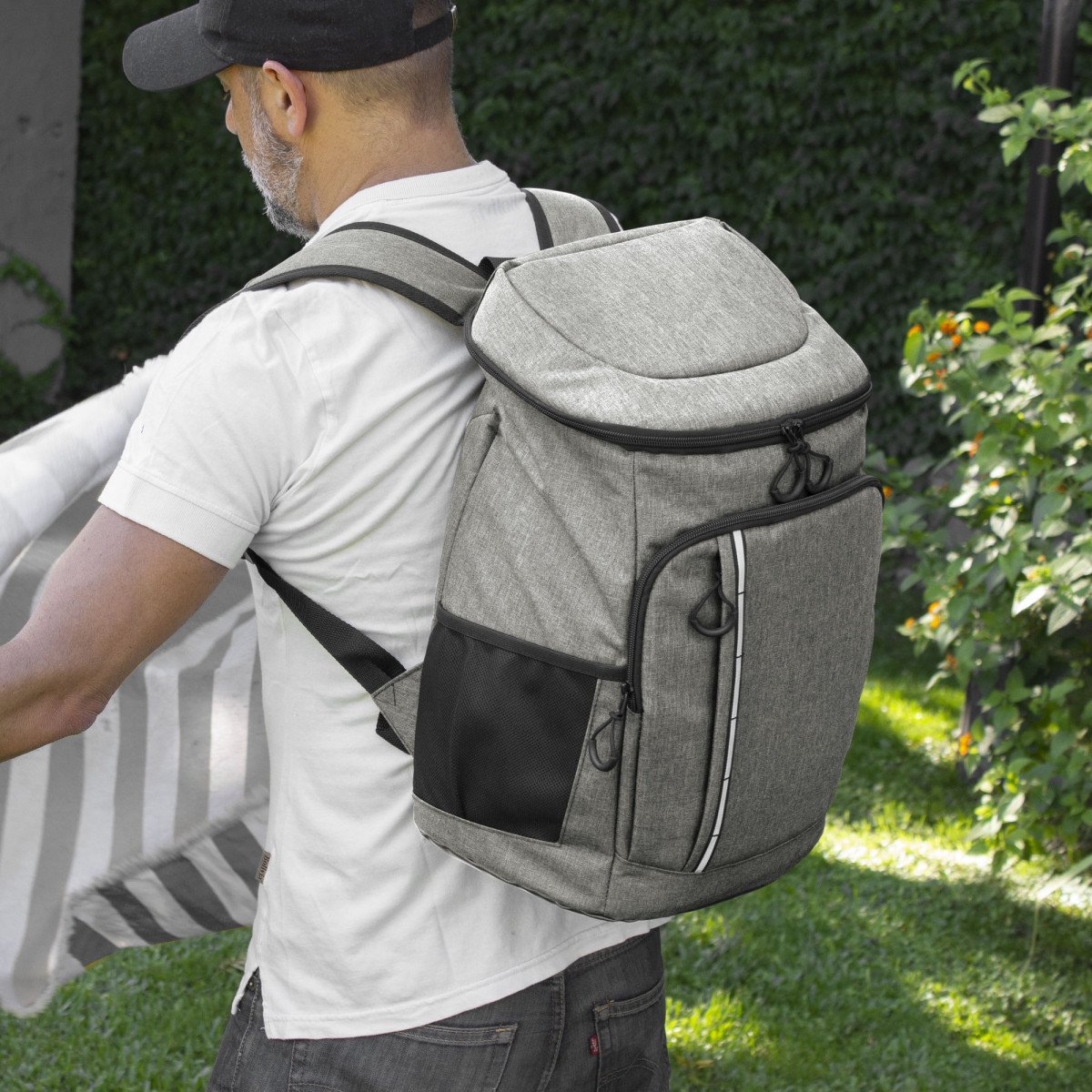 alt_promocional_publicitario-mochila_cooler_k11_gris_contexto_3.jpg