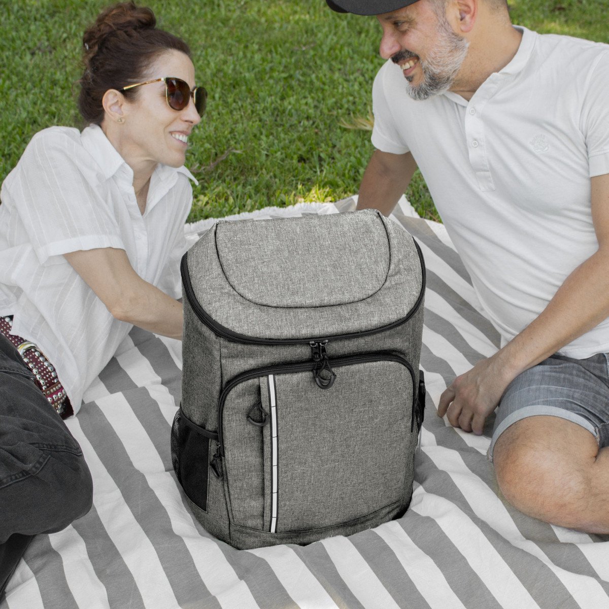 alt_promocional_publicitario-mochila_cooler_k11_gris_contexto_4-2.jpg