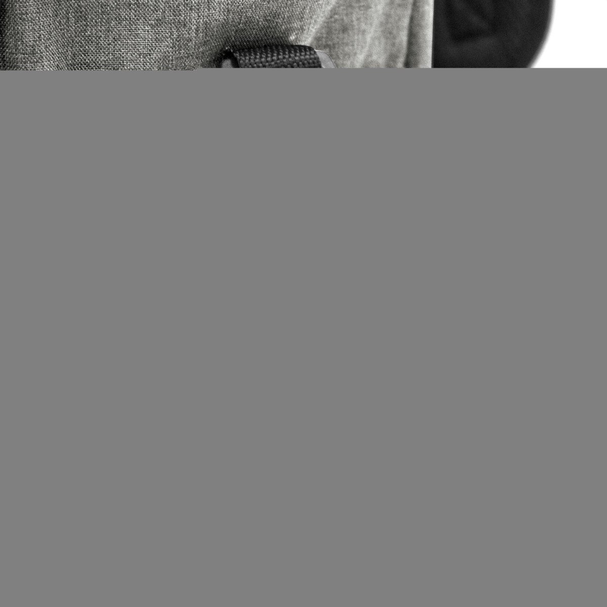 alt_promocional_publicitario-mochila_cooler_k11_gris_mano_1-2.jpg