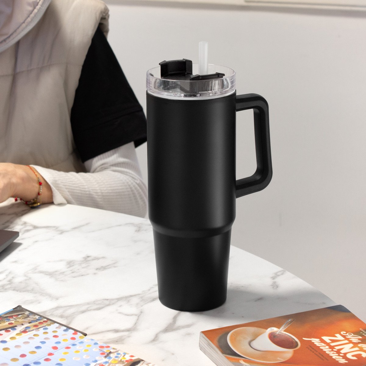 alt_promocional_publicitario_Vaso_T701_negro_contexto-2.jpg