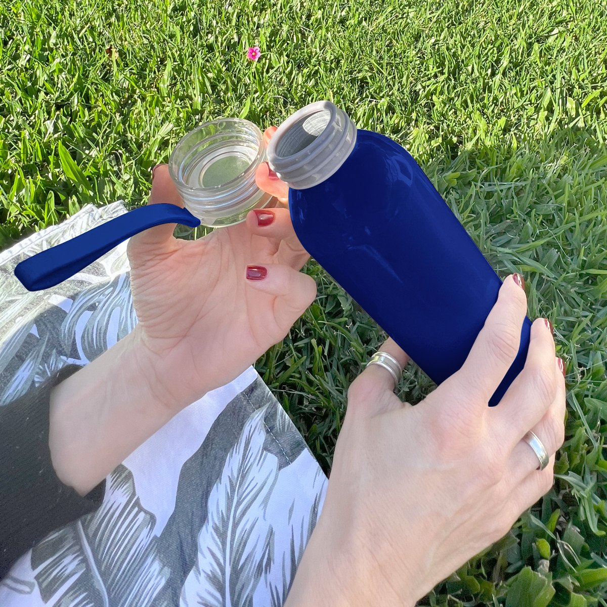alt_promocional_publicitario_botella_aluminio_T602_azul_contexto.jpg