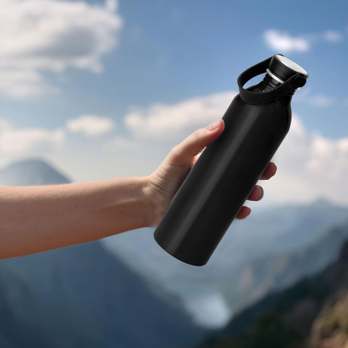 alt_promocional_publicitario_botella_aluminio_negro_T704_contexto.jpg