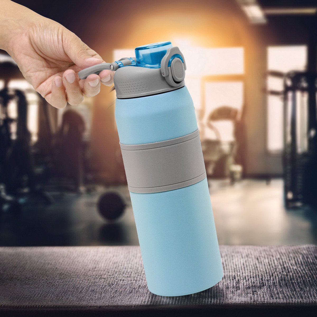 alt_promocional_publicitario_botella_deportiva_vacuum_T743_celeste_contexto.jpg