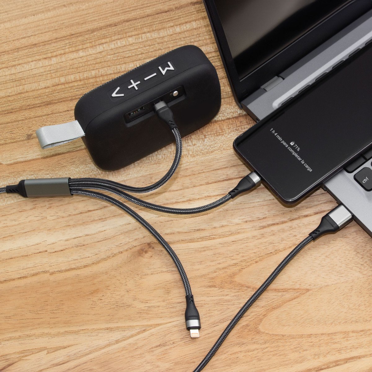 alt_promocional_publicitario_cable_cargador_EC773_contexto_2-1.jpg