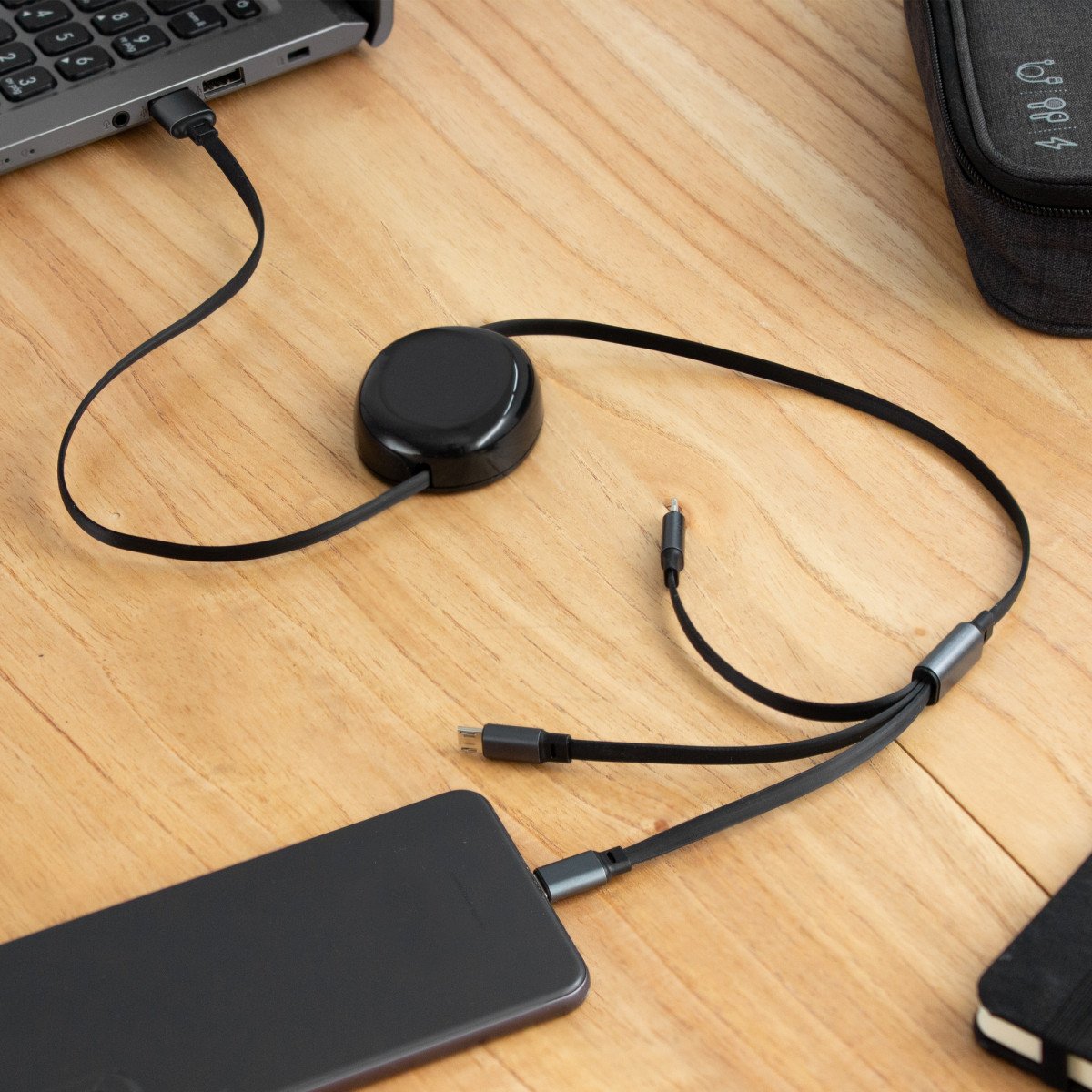 alt_promocional_publicitario_cable_cargador_retractil_EC775_contexto-1.jpg