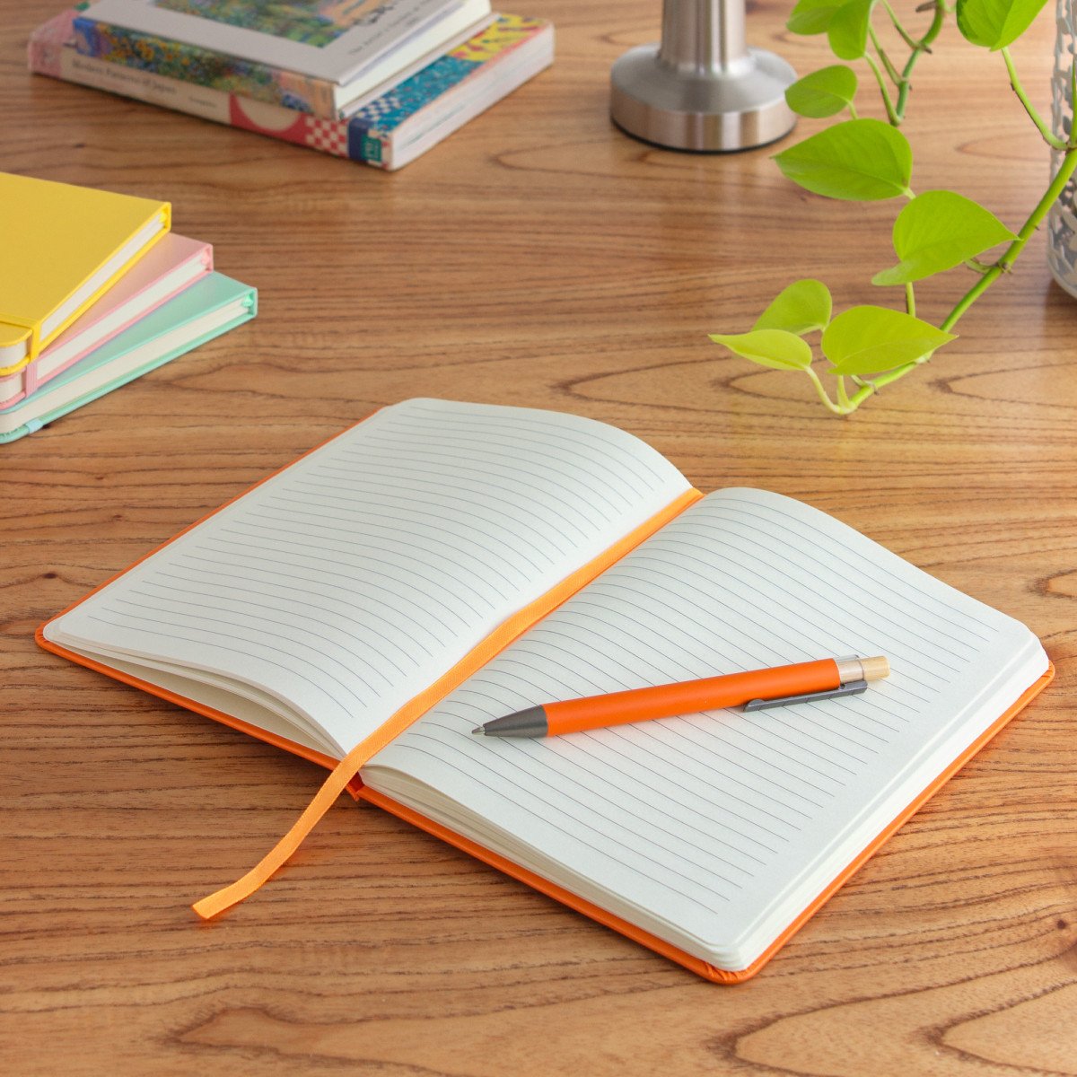 alt_promocional_publicitario_libreta_T723_naranja_contexto-1.jpg