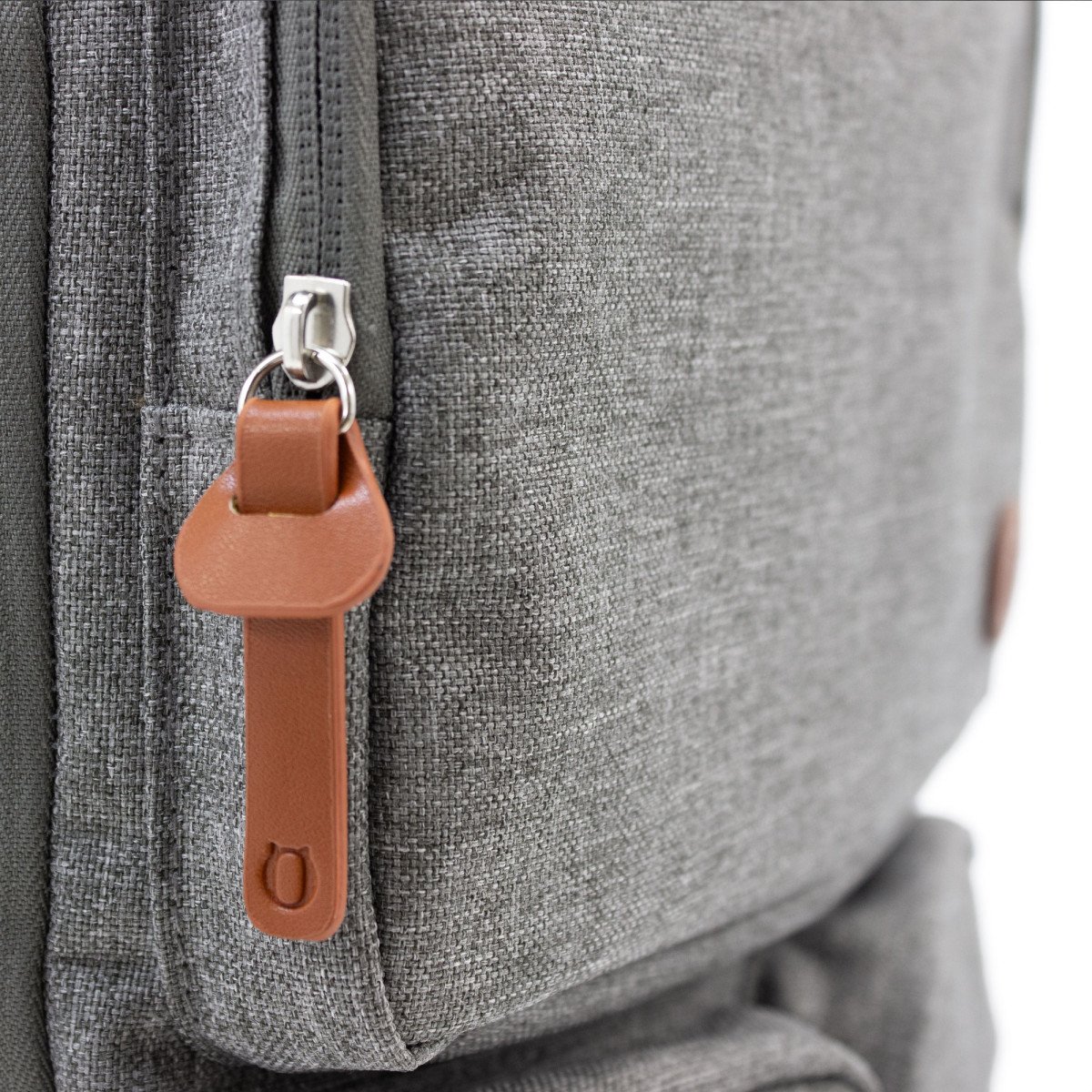 alt_promocional_publicitario_mochila_GATO_G325_gris-gris-6_detalle-1.jpg