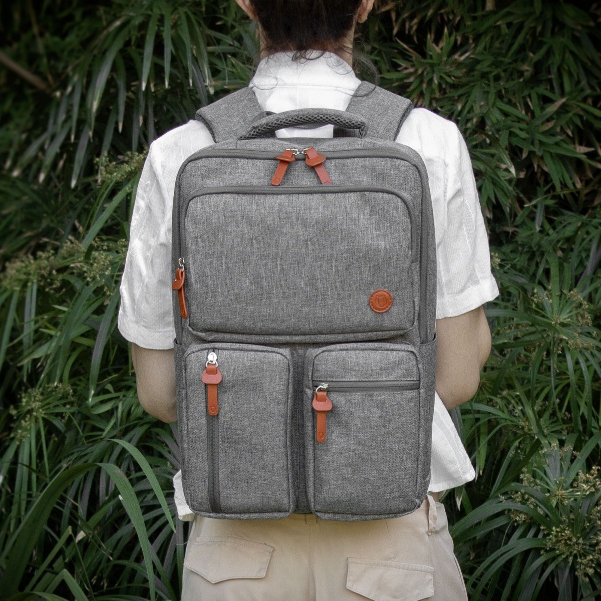 alt_promocional_publicitario_mochila_GATO_G325_gris-gris-9_contexto-1.jpg