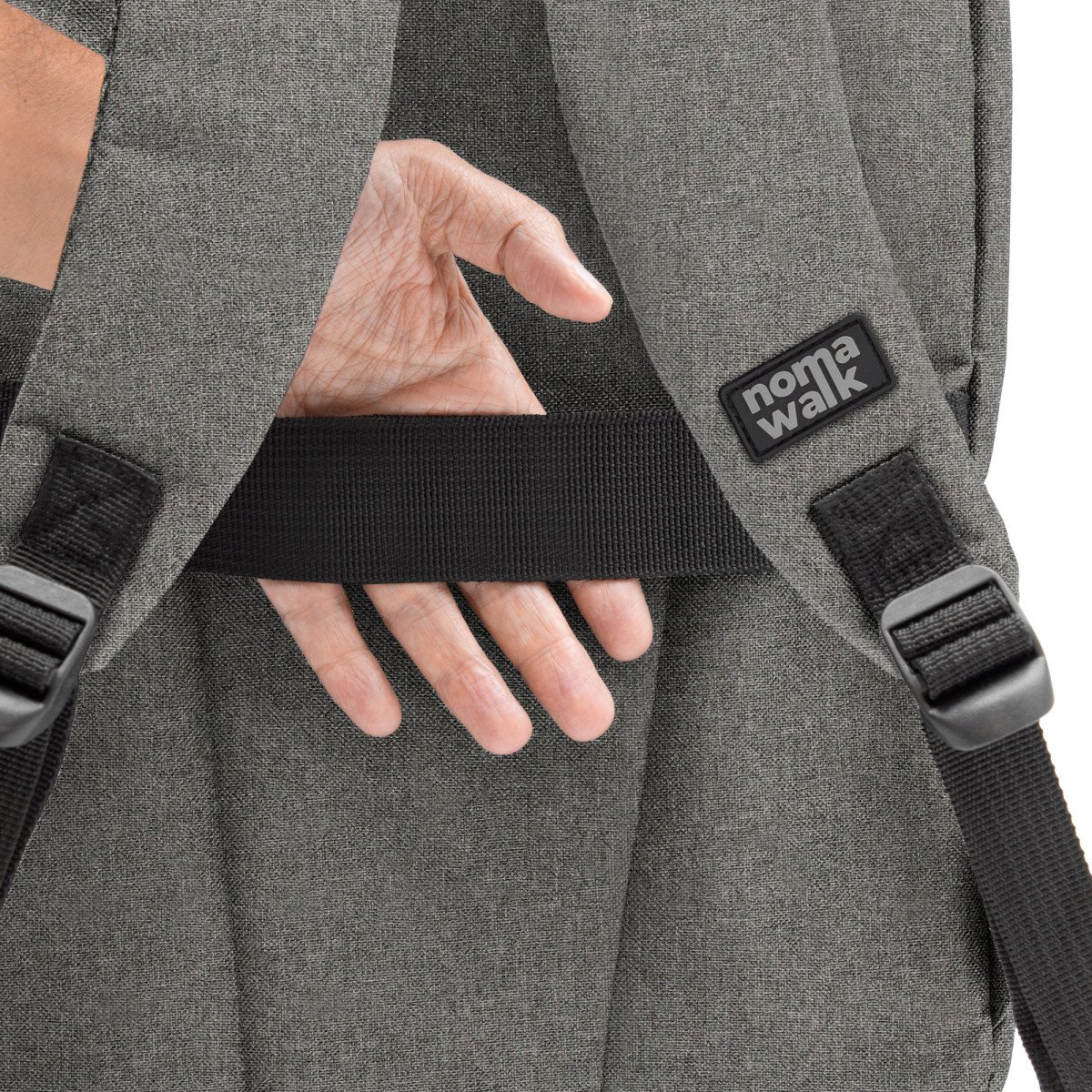 alt_promocional_publicitario_mochila_nomawalk_K8_gris-claro_6-2.jpg