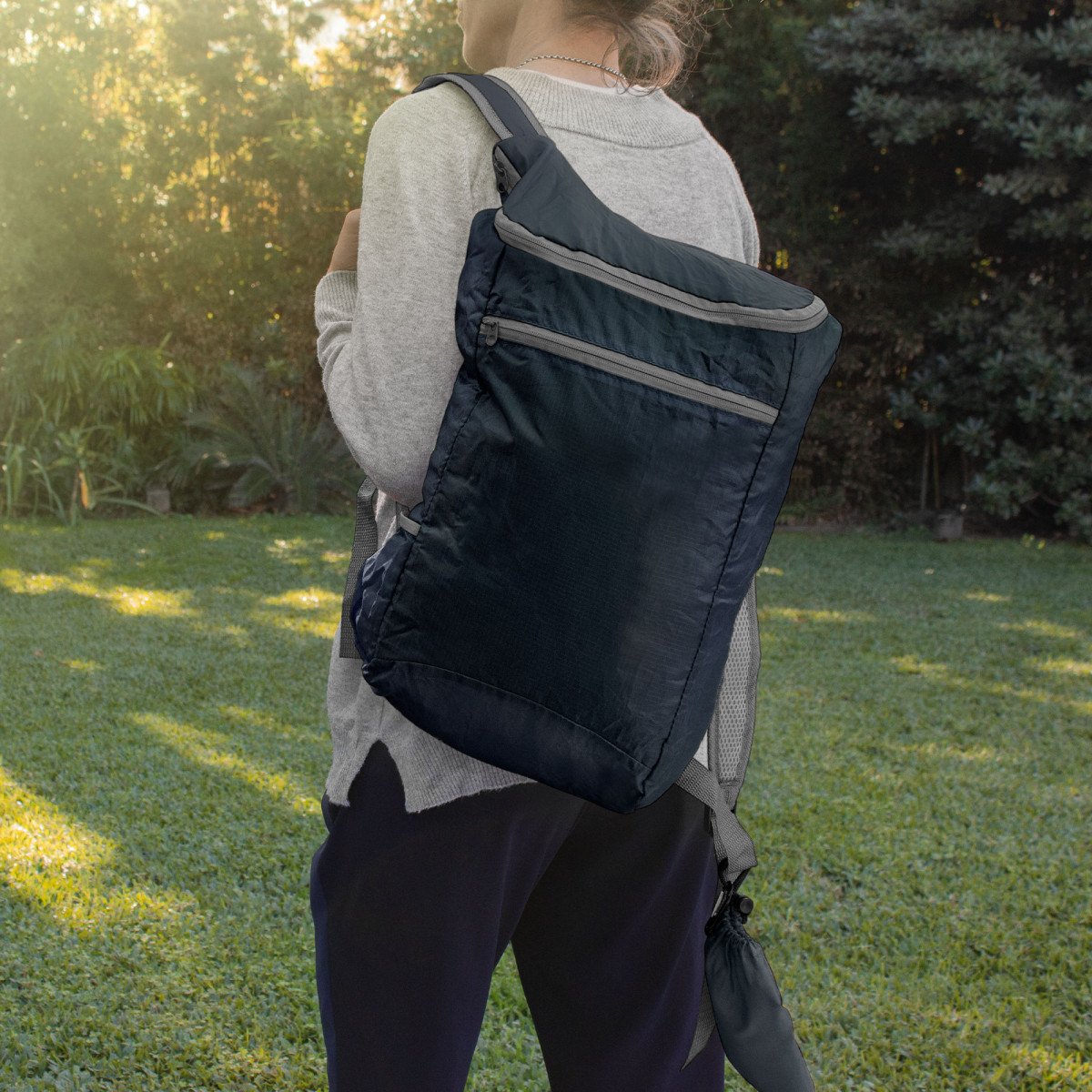 alt_promocional_publicitario_mochila_pegable_C568_azul-contexto-2.jpg