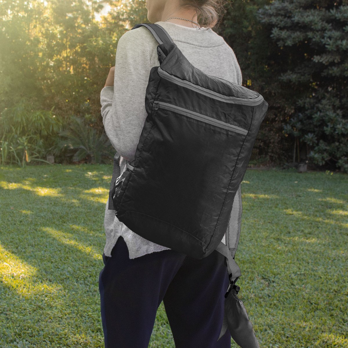 alt_promocional_publicitario_mochila_pegable_C568_negro-contexto-2.jpg