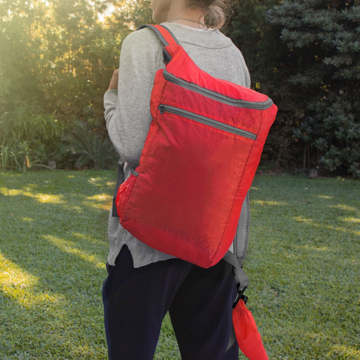 alt_promocional_publicitario_mochila_pegable_C568_rojo-contexto-2.jpg