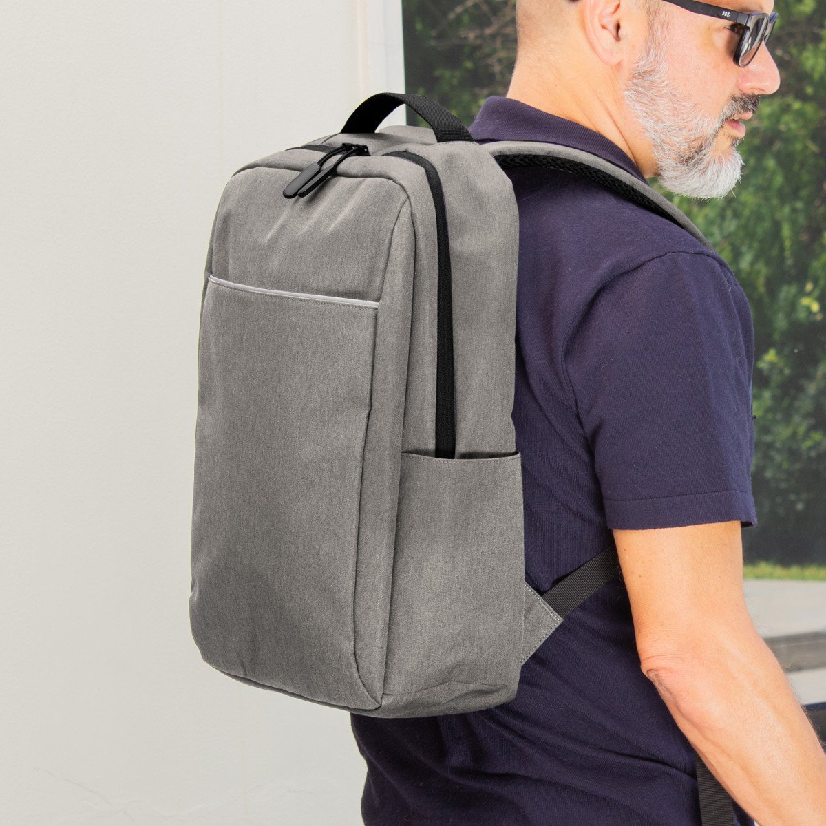 alt_-promocional_mochila_C579_gris_contexto-1.jpg