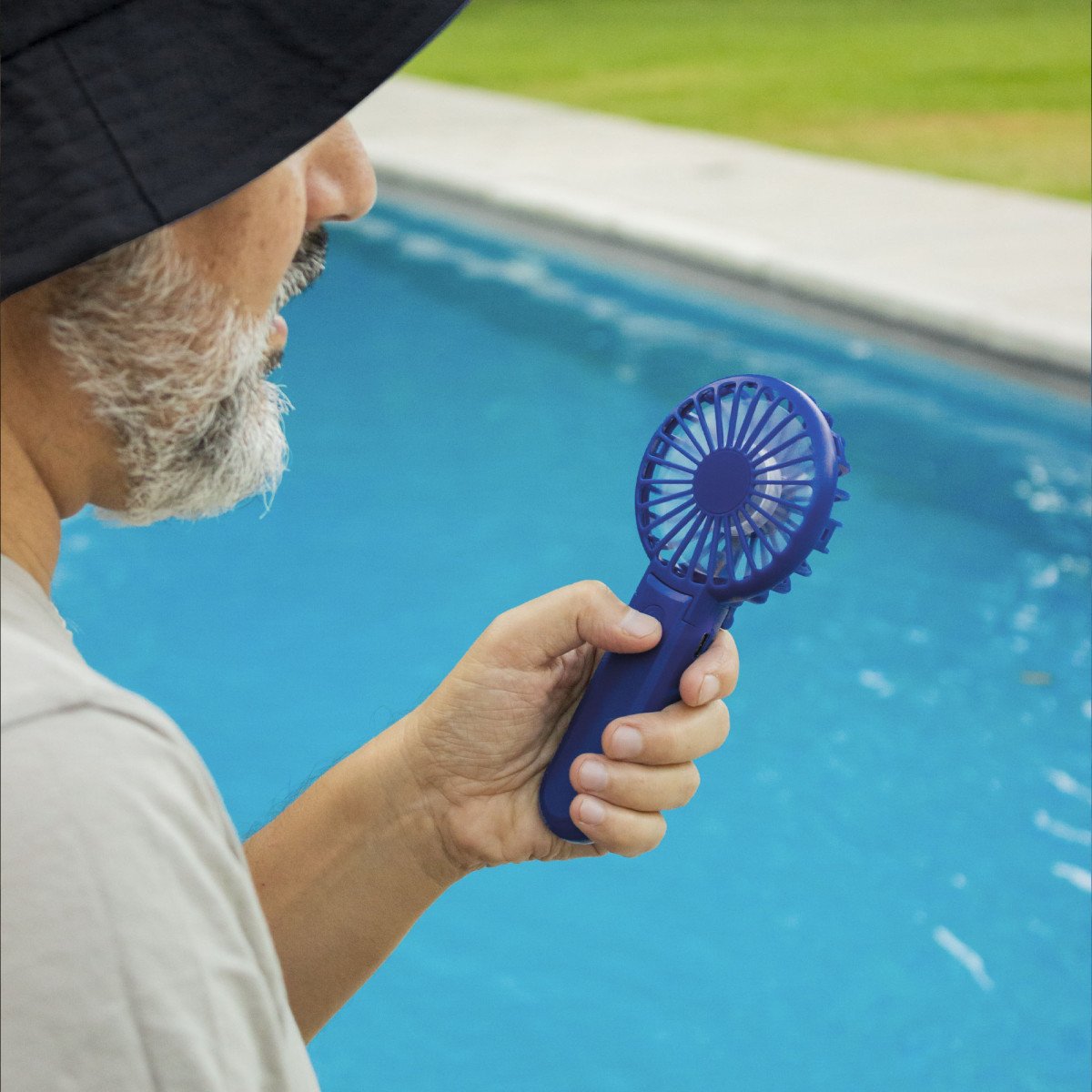 alt_promocional_publicitario-ventilador-de-bolsillo-EC787_azul_contexto.jpg