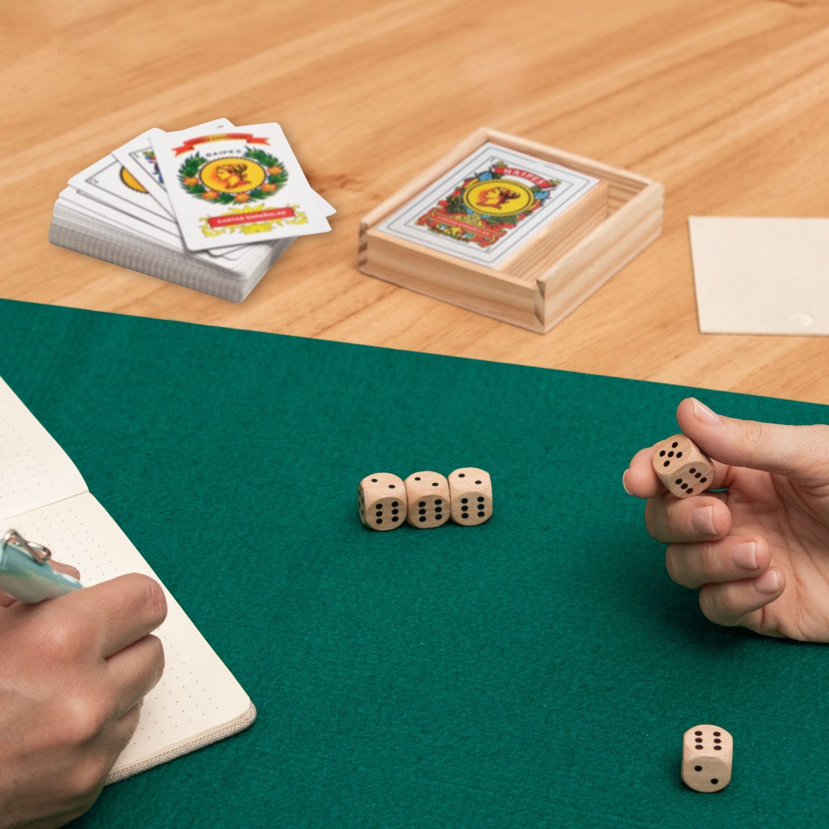 alt_promocional_publicitario_Juego-Cartas-Esp_Dados_EN23_contexto.jpg