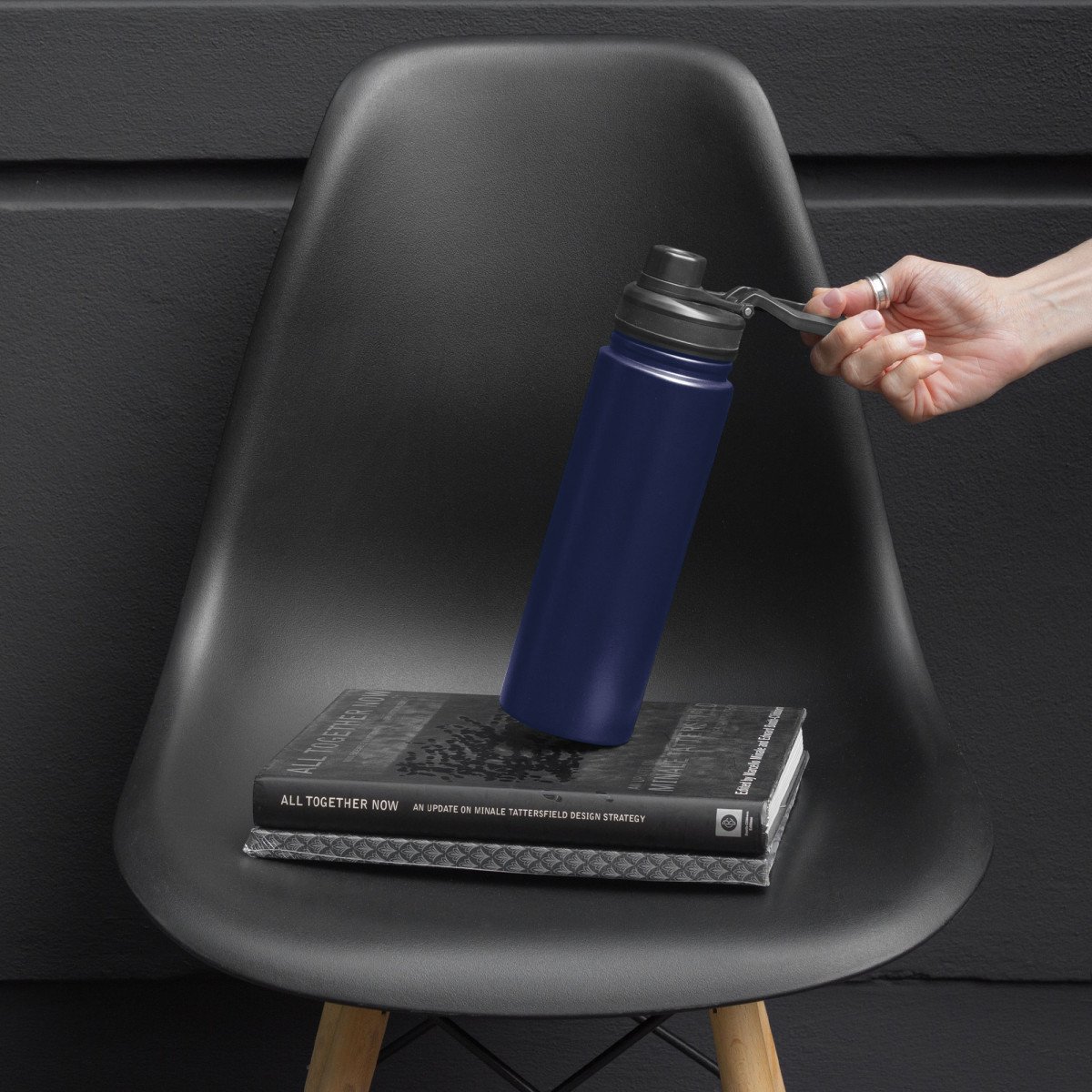 alt_promocional_publicitario_botella_nomawalk_K109_Azul_10_contexto-2.jpg