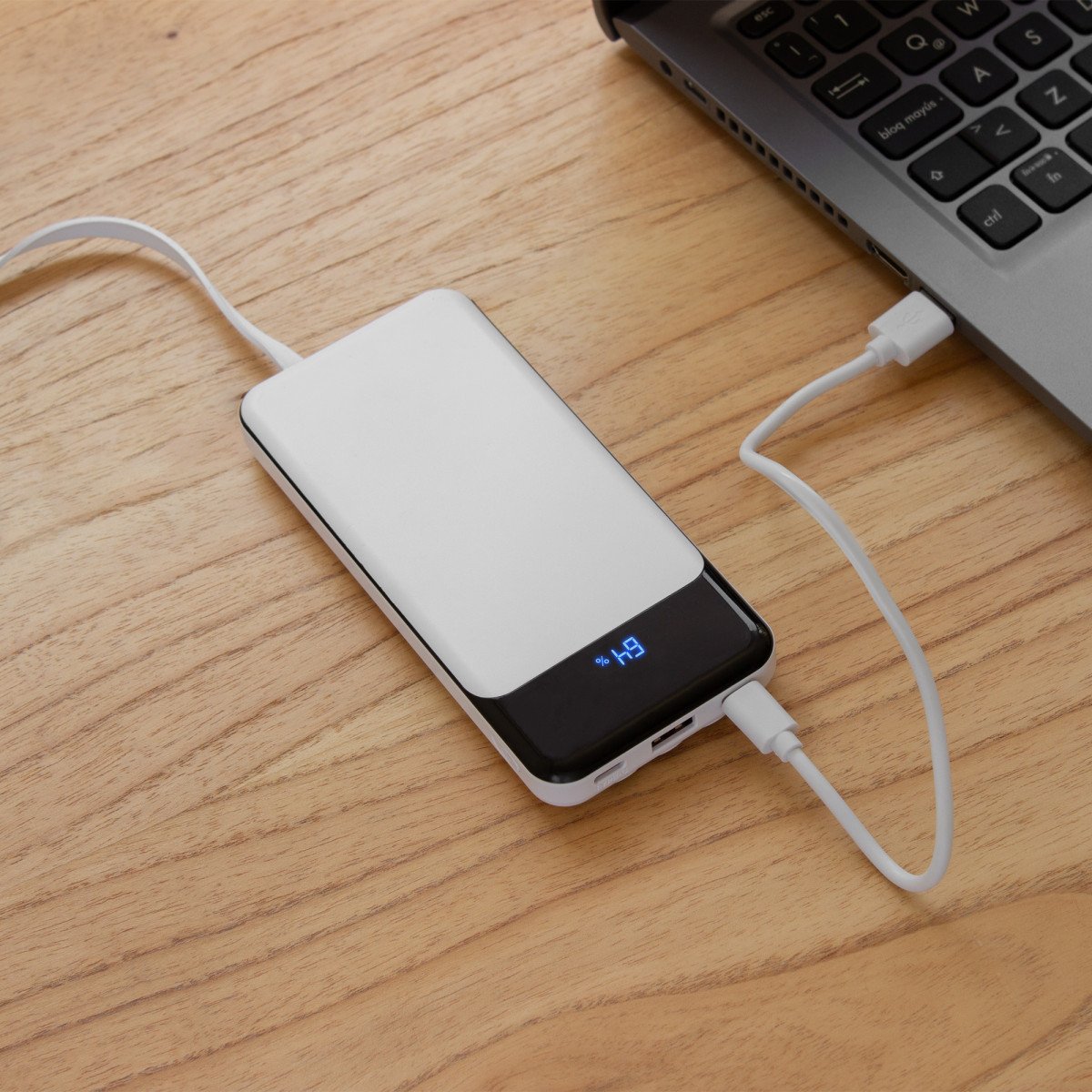 alt_promocional_publicitario_cable_cargador_power_bank_EC776_contexto-1.jpg