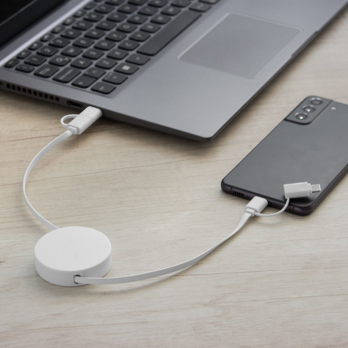 alt_promocional_publicitario_cable_cargador_retractil_EC774_blanco_contexto-1.jpg