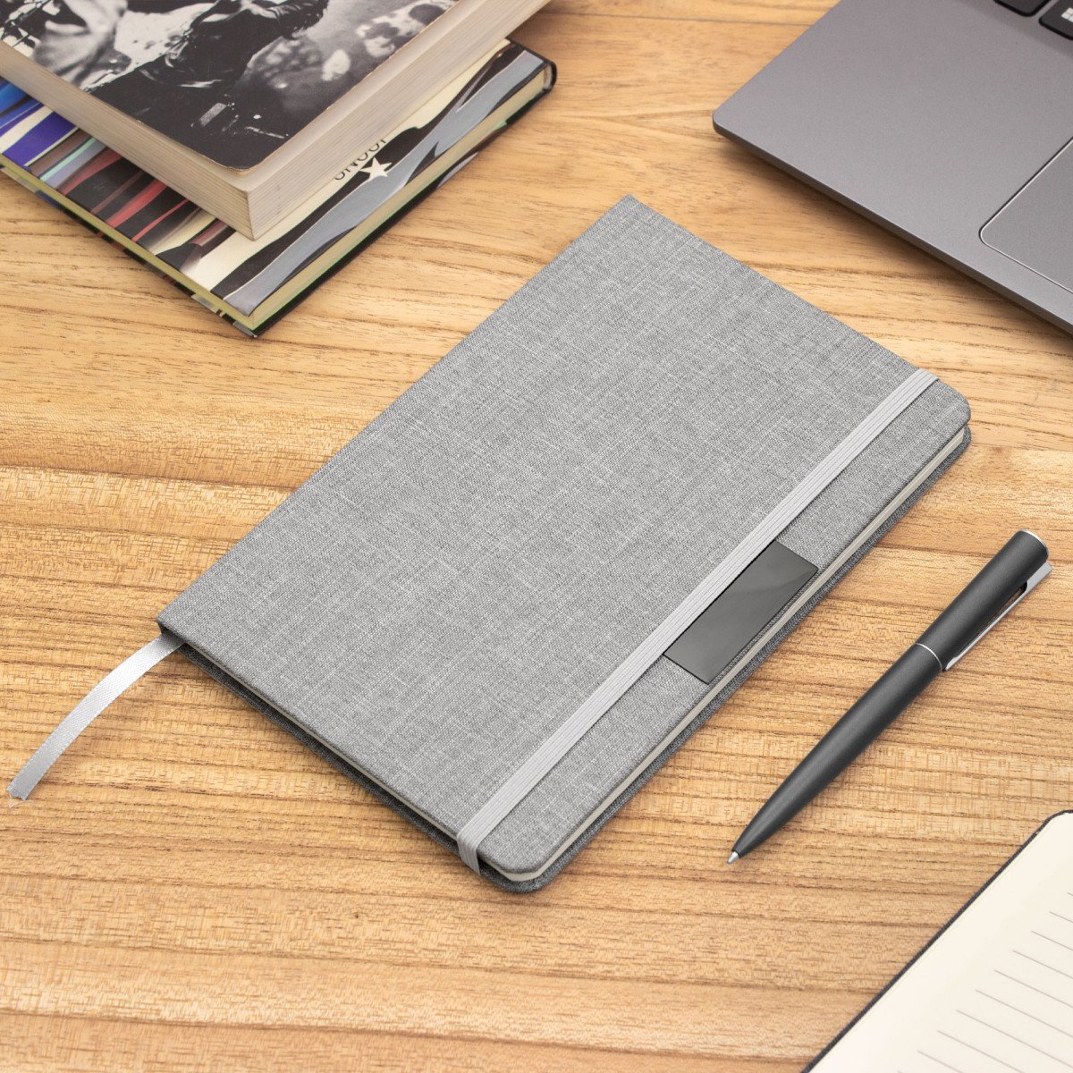 alt_promocional_publicitario_libreta_T718_gris_clarol_contexto-2.jpg