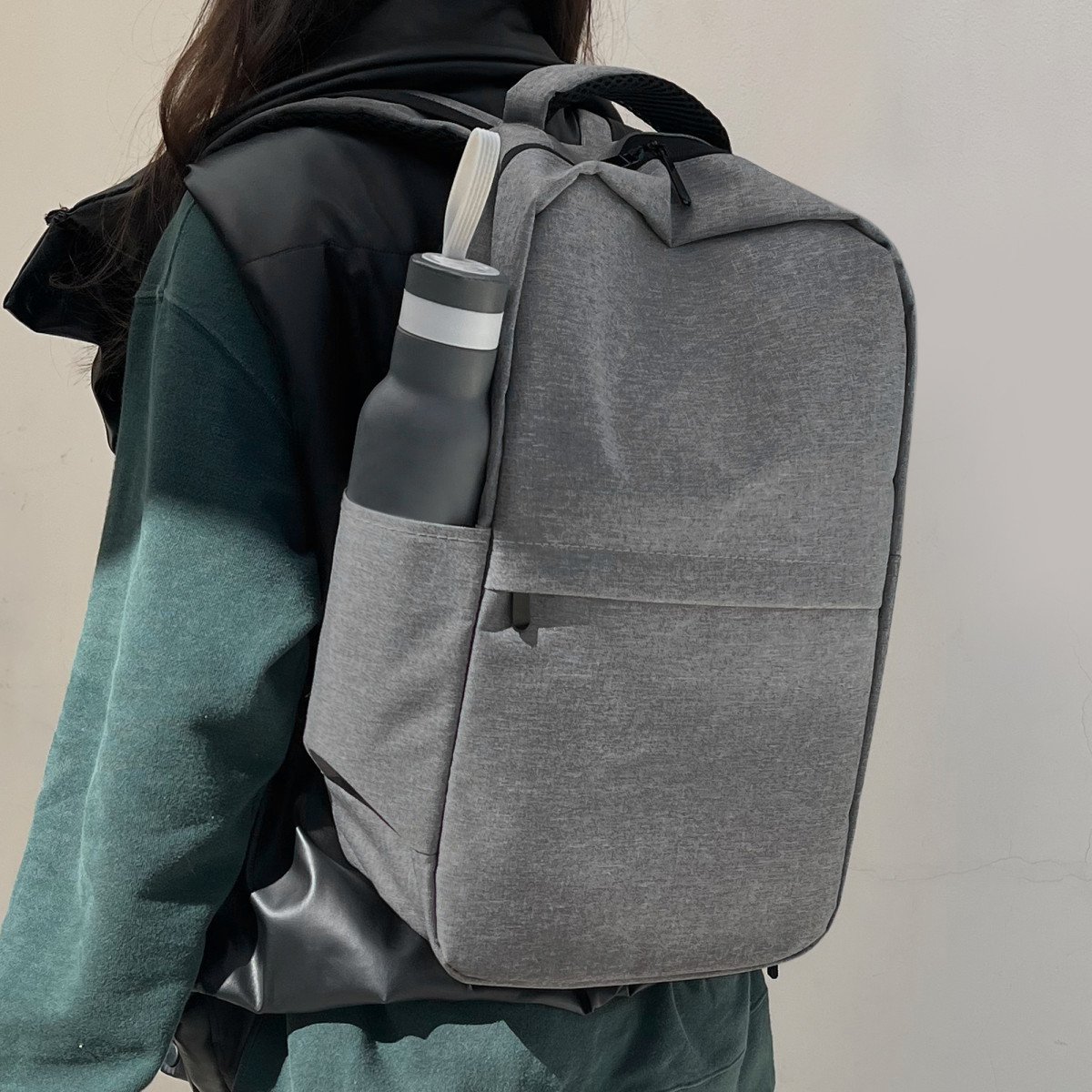 alt_promocional_publicitario_mochila_C556_gris_contexto.jpg