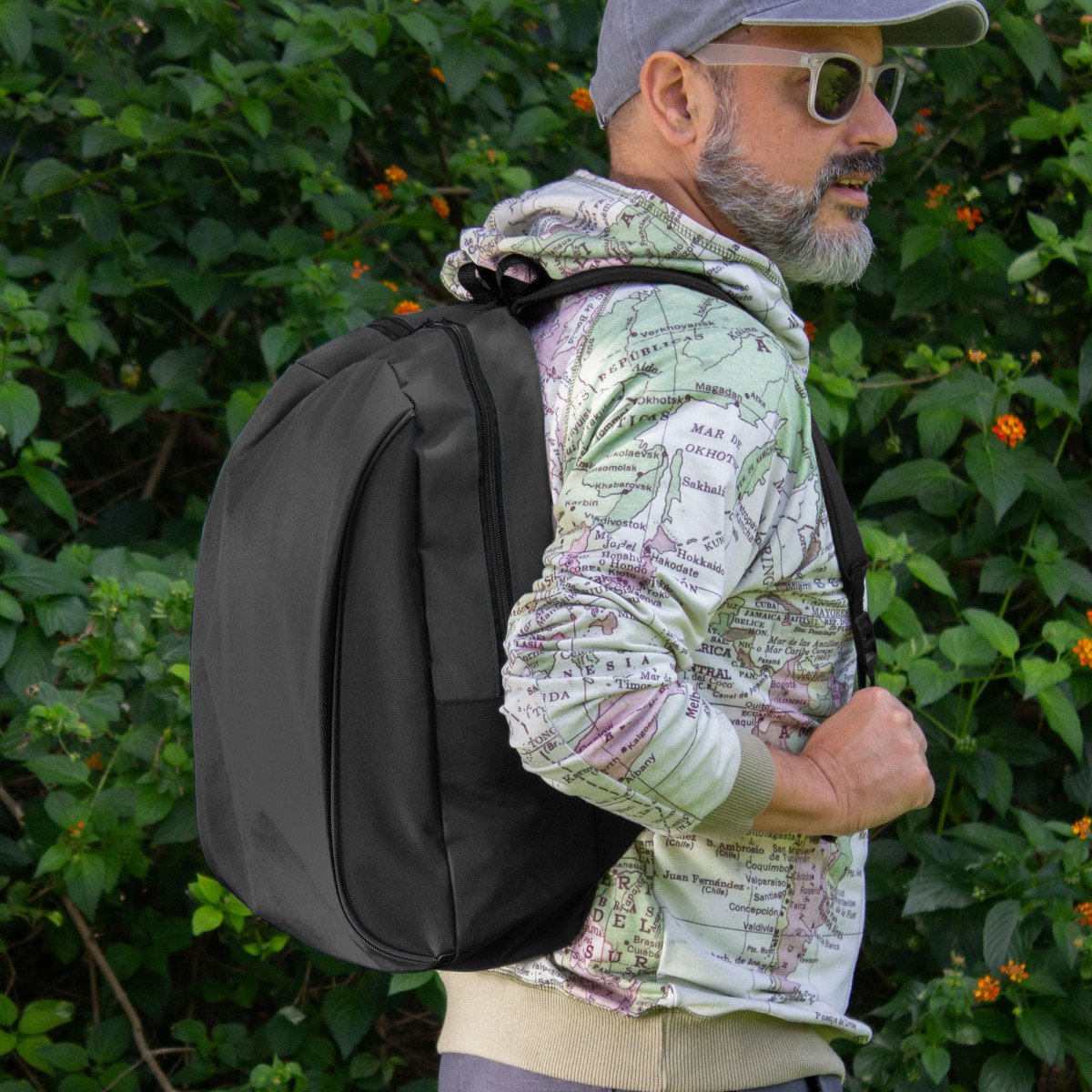 alt_promocional_publicitario_mochila_C570_gris-oscuro-contexto-1-2.jpg