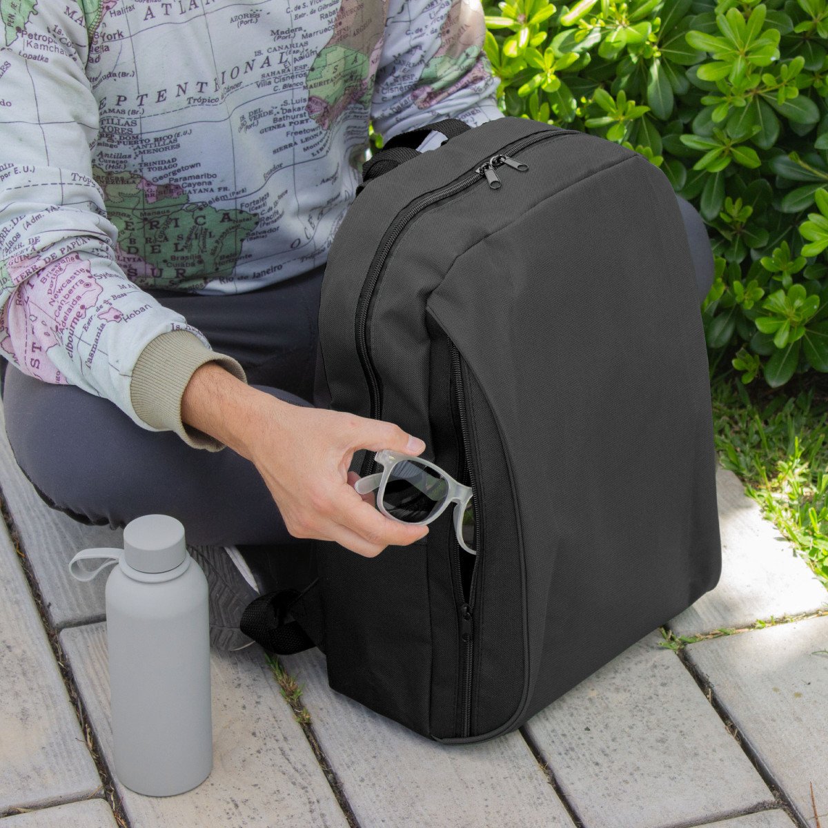 alt_promocional_publicitario_mochila_C570_gris-oscuro.contexto-2-2.jpg