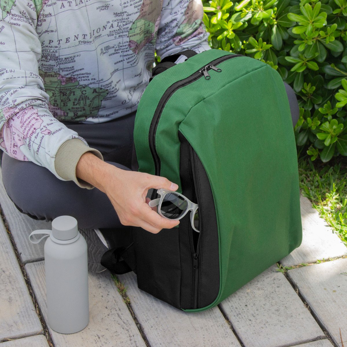 alt_promocional_publicitario_mochila_C570_verde-contexto.2-2.jpg