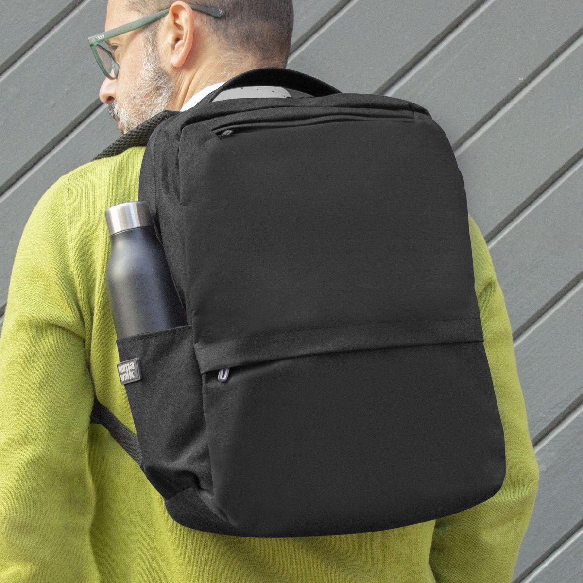 alt_promocional_publicitario_mochila_gris_K5_contexto1-1.jpg