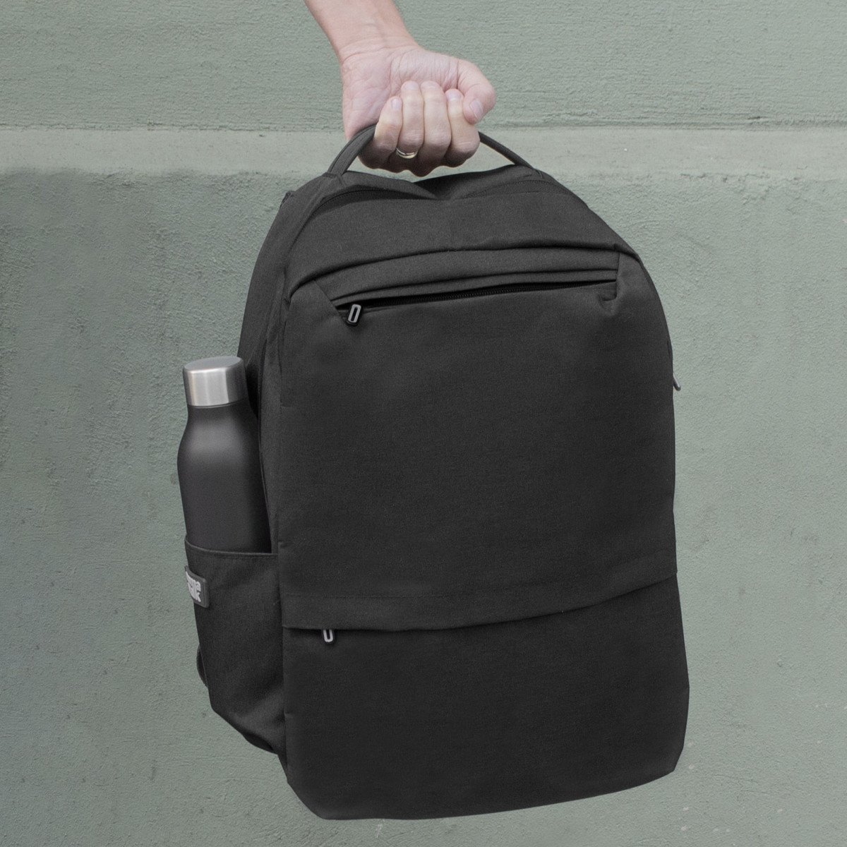 alt_promocional_publicitario_mochila_gris_K5_contexto2-1.jpg