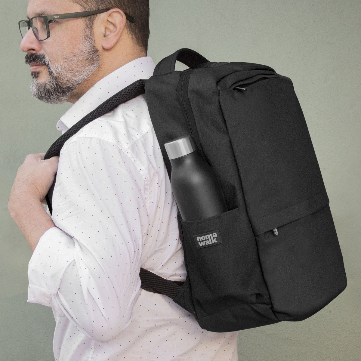 alt_promocional_publicitario_mochila_gris_K5_contexto3-1.jpg