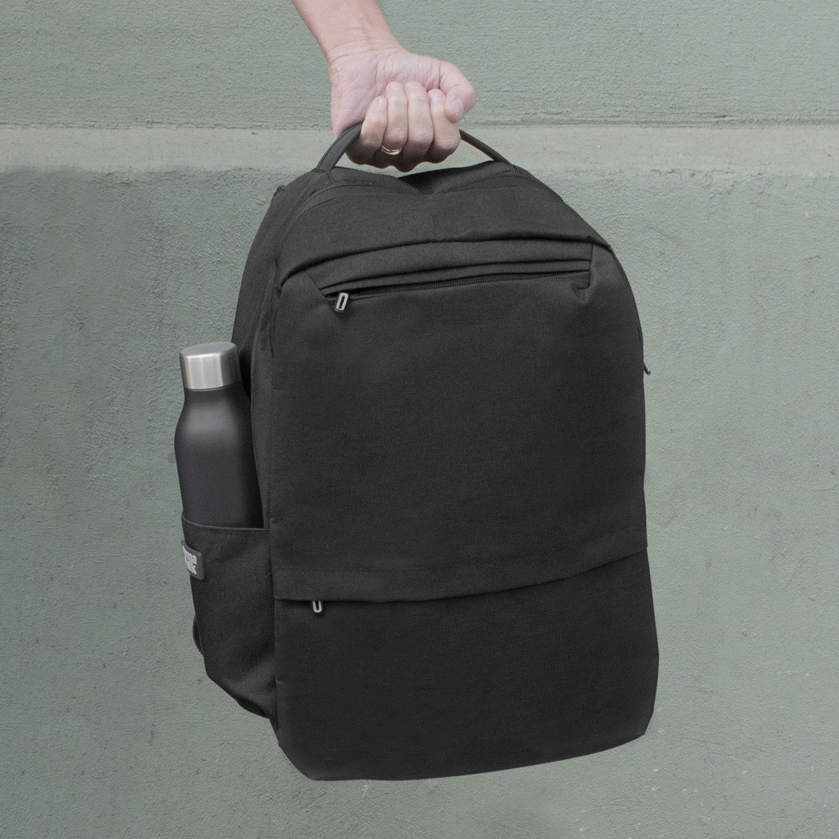 alt_promocional_publicitario_mochila_negra_K5_contexto2-1.jpg