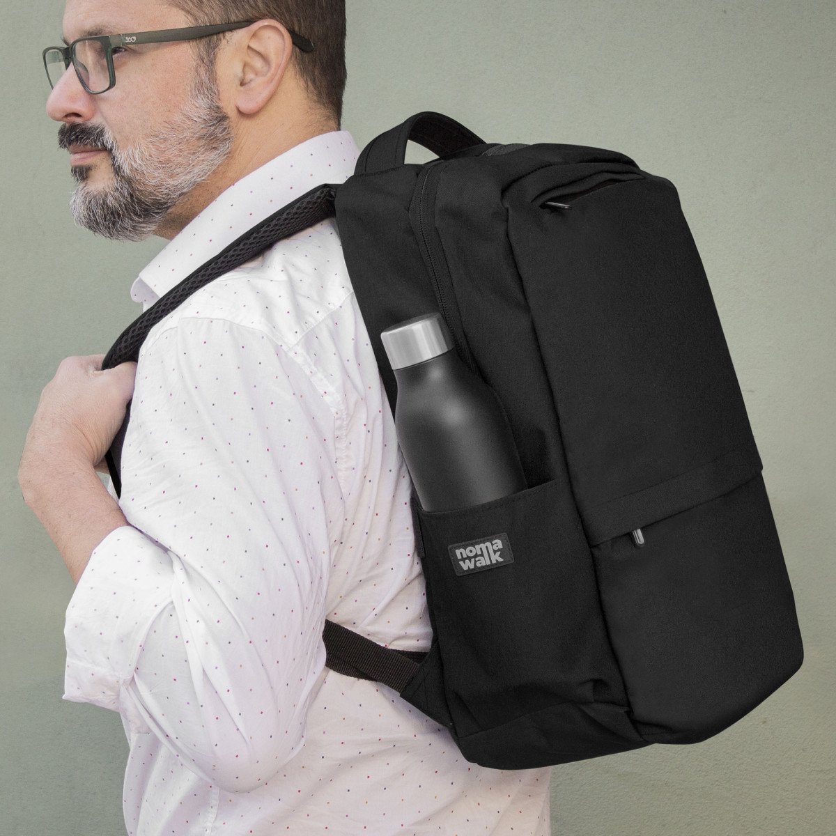 alt_promocional_publicitario_mochila_negra_K5_contexto3-1.jpg