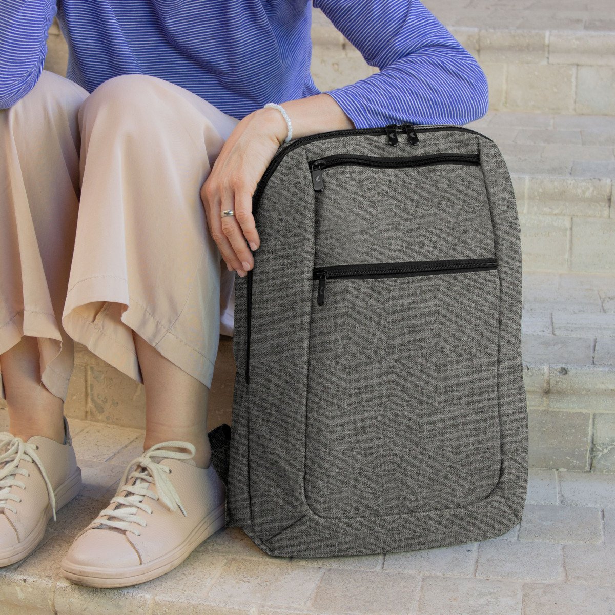 alt_promocional_publicitario_mochila_nomawalk_K8_gris-claro_10.jpg