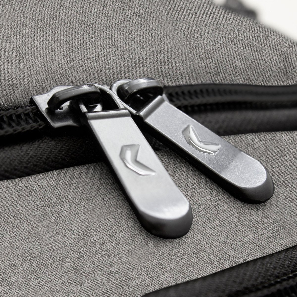 alt_promocional_publicitario_mochila_nomawalk_K8_gris-claro_7-1.jpg